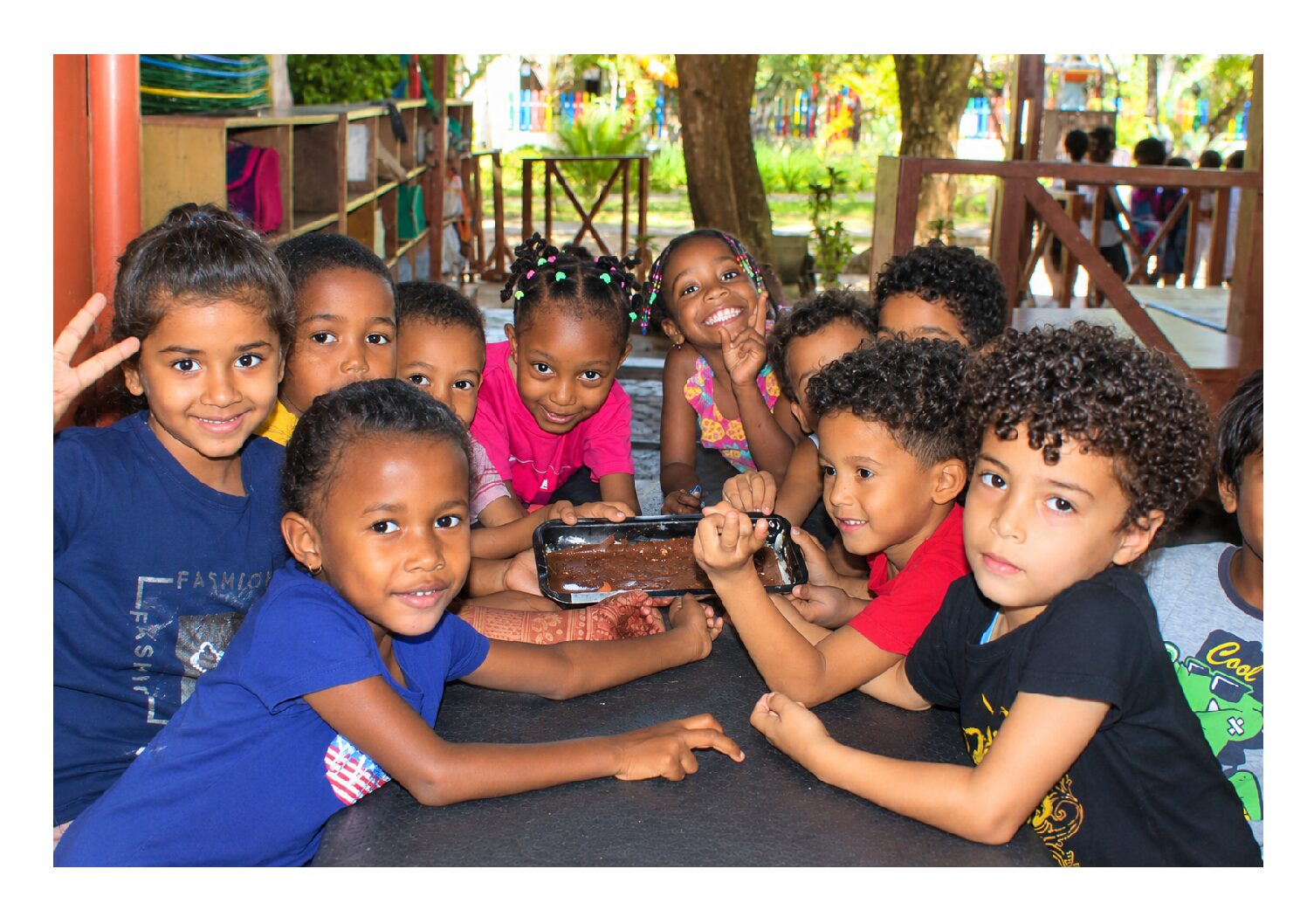 Enfants partageant un délicieux goûter.png
